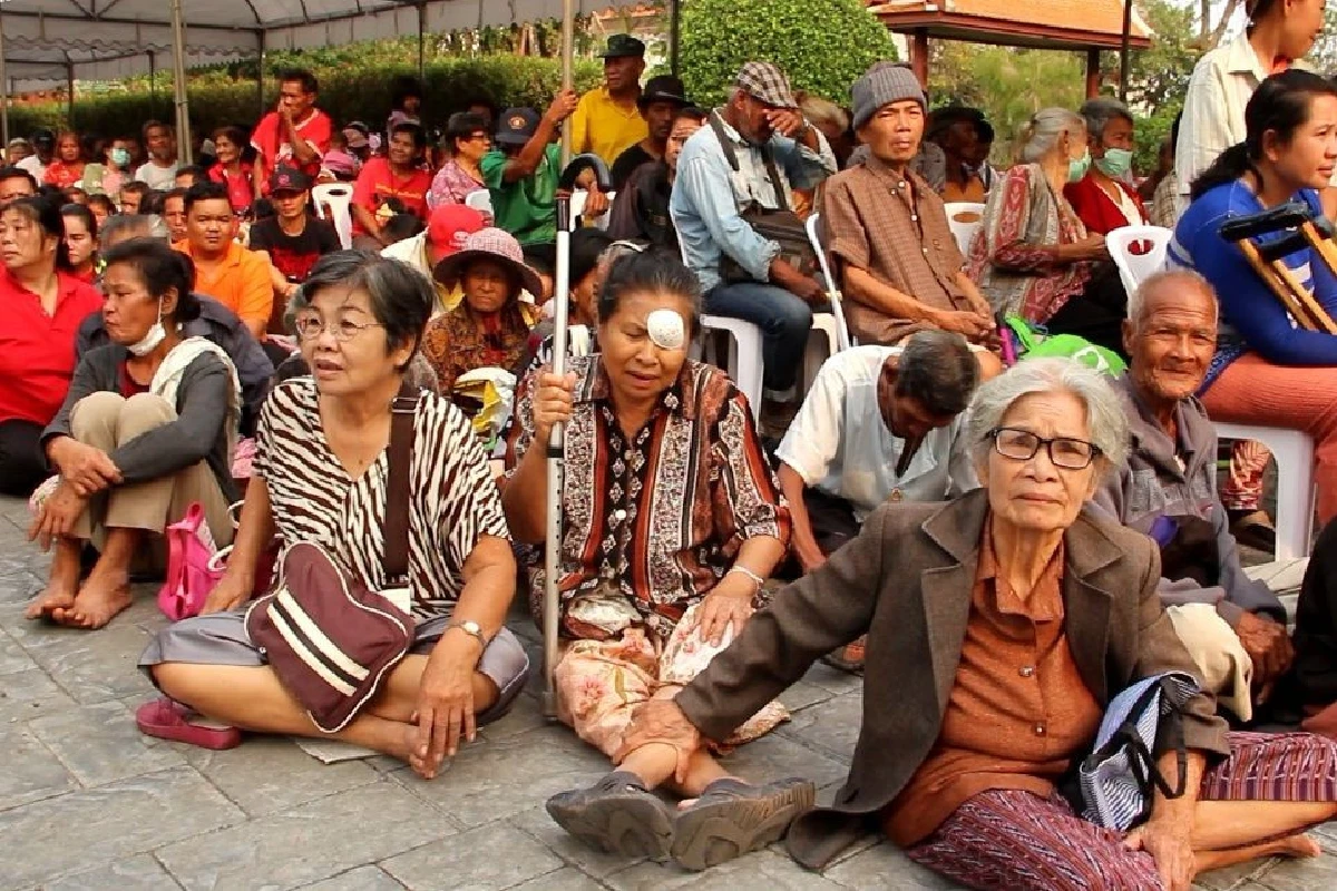 เสี่ยปรีชาใจดีเปิดบ้านขนเงินสด5ล้านบาทแจกคนยากจนเนื่องในวันตรุษจีน