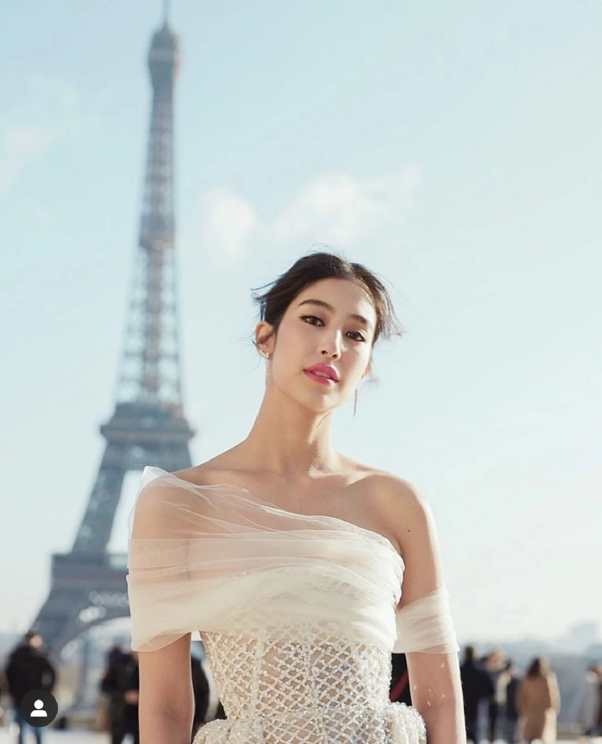 มิ้นต์ ชาลิดา สวยสง่าส่งตรงจากปารีส ในชุดสีขาวออร่านางพญามาเต็ม