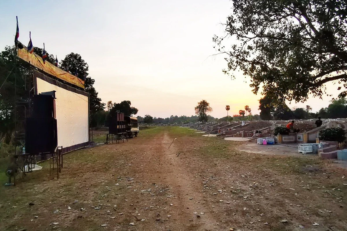 ตรุษจีนพิจิตรฉายหนังกลางแปลงในสุสาน ให้ดวงวิญญาณบรรพบุรุษดู