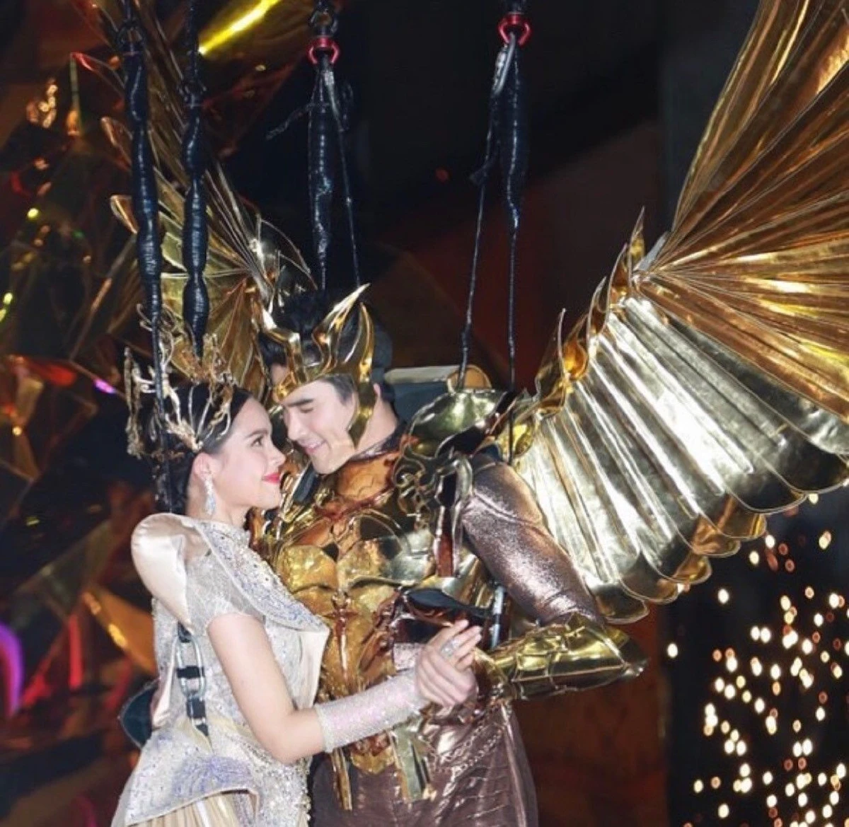 ส่องภาพซุปตาร์แต่งสวยหล่ออลังการ ฟาดงานอีเว้นท์ใหญ่เฮงรับตรุษจีน