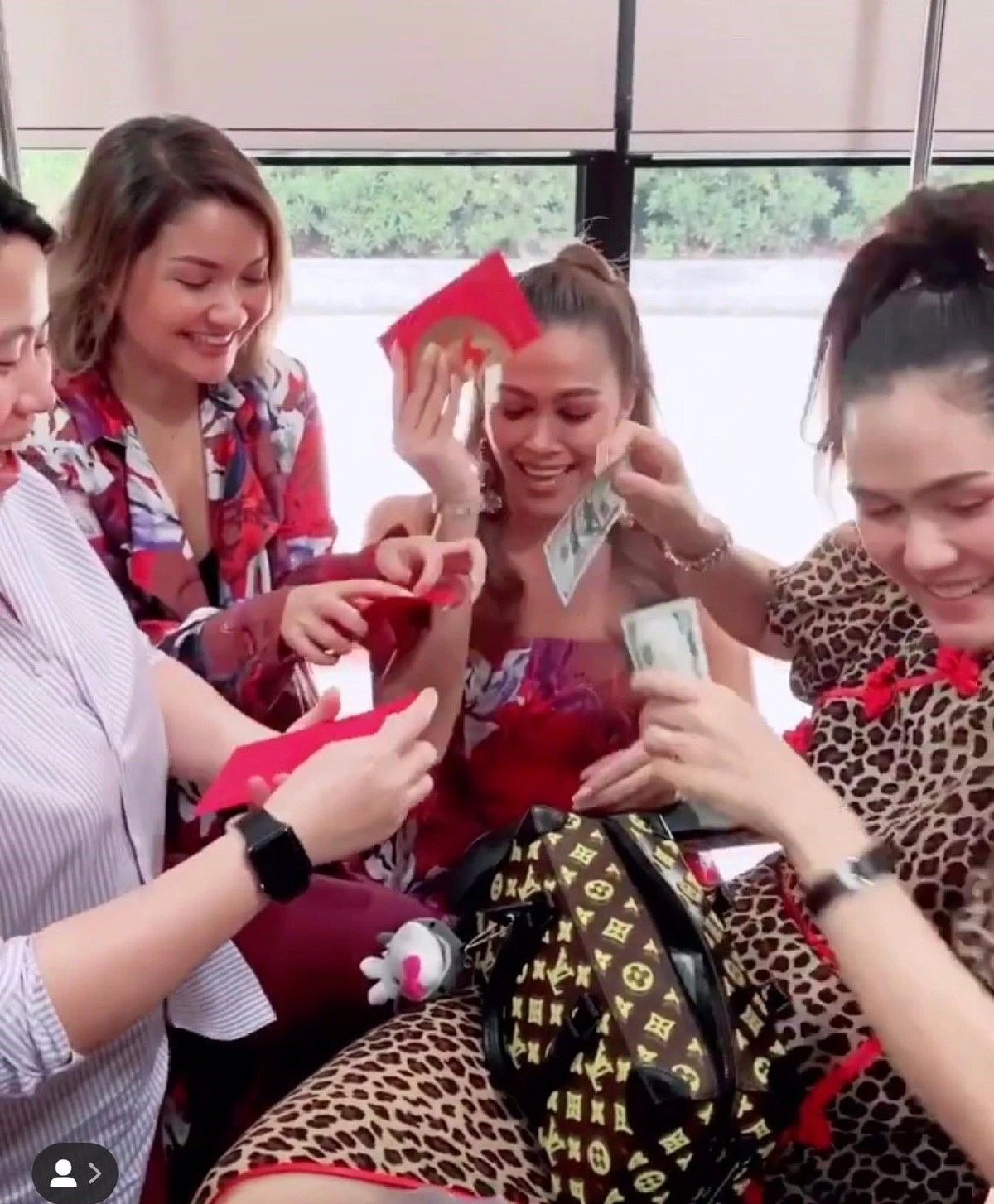 ชมพู่ อารยา สวยรวยสายเปย์! แจกอั่งเปาเพื่อนๆเป็นเงินดอลลาร์ยัดใส่ซองแบบไม่นับ