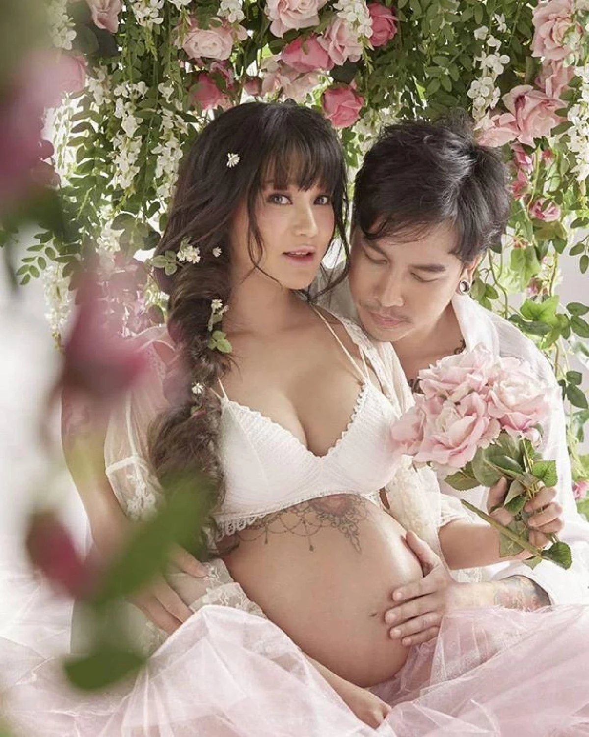 คลอดแล้ว! น้องธารา ลูกชายคนแรกของ ชมพู่ ก่อนบ่าย ให้ใช้นามสกุลแม่