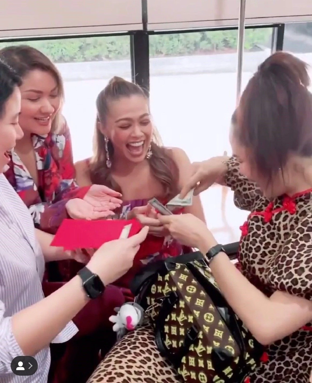 ชมพู่ อารยา สวยรวยสายเปย์! แจกอั่งเปาเพื่อนๆเป็นเงินดอลลาร์ยัดใส่ซองแบบไม่นับ