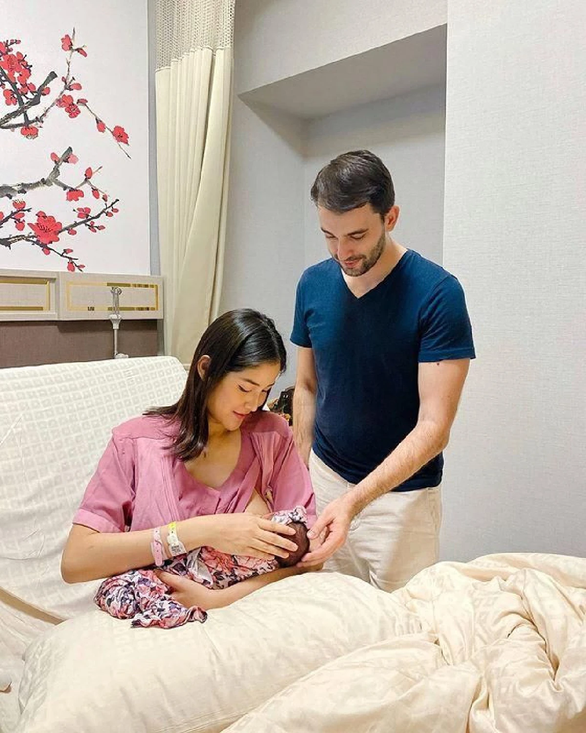 คุณแม่ป้ายแดง กวาง ฟ้ารุ่ง คลอดลูกสาวคนแรกแล้วตั้งชื่อ น้องรายา น่ารักน่าเอ็นดูสุดๆ