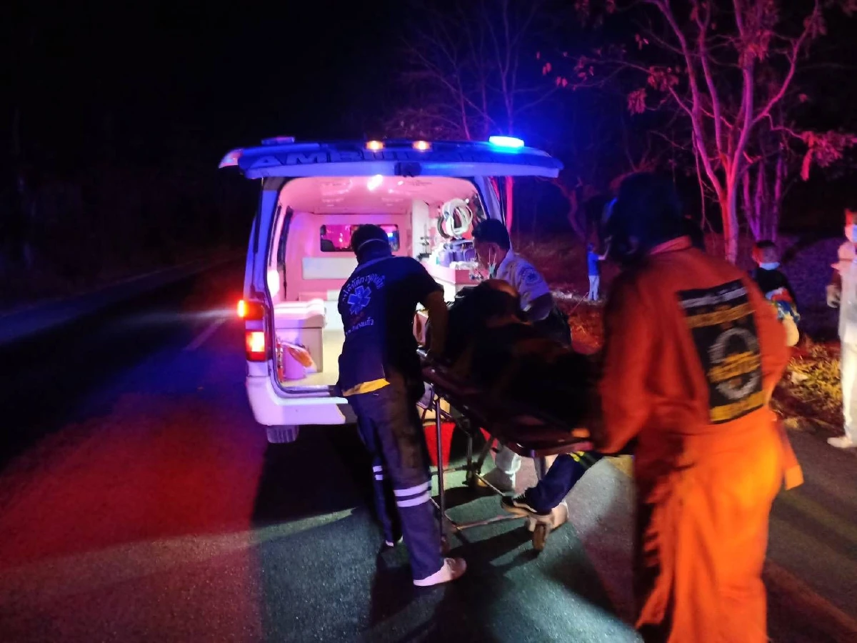 รถตู้โดยสารไปแก้บนคำชะโนดแต่พลิกคว่ำก่อนถึงจุดหมายเจ็บ 7 ราย