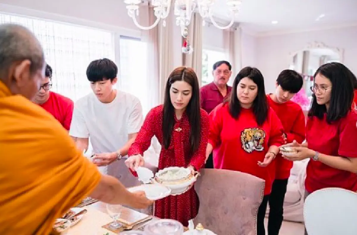 "คิมเบอร์ลี” พร้อมครอบครัวถือฤกษ์ดีทำบุญบ้าน ด้าน "หมาก ปริญ" คอยช่วยไม่ห่าง