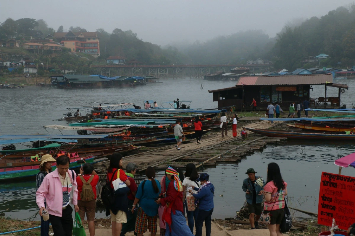 ตรุษจีนสะพานมอญสุดคึกคักนักท่องเที่ยวแห่สัมผัสบรรยากาศมหัศจรรย์