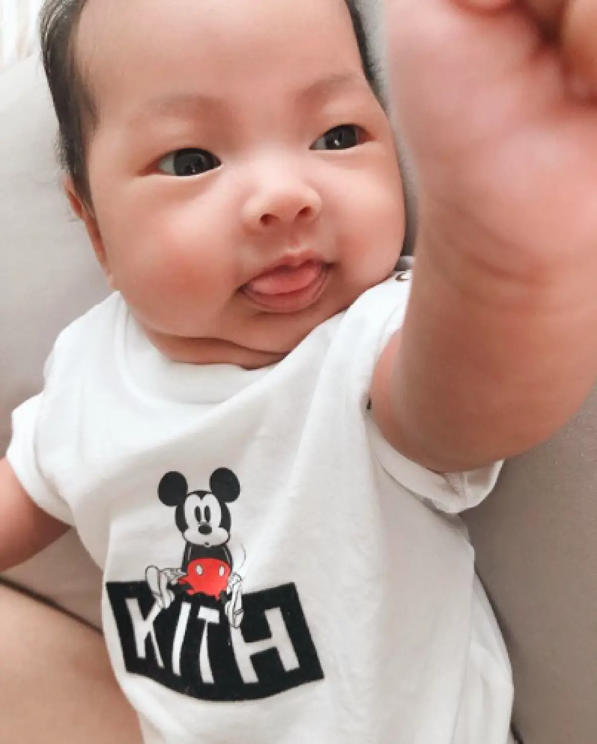 ฟิตยกบ้าน “เจนี่-มิกกี้” กระเตง “น้องโนล่า” มาออกกำลังกายยามเช้าด้วยกัน