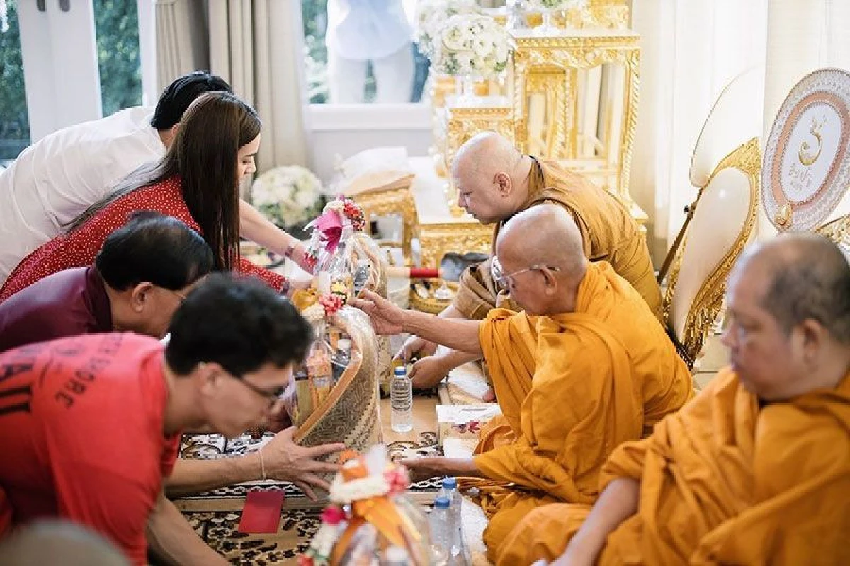 "คิมเบอร์ลี” พร้อมครอบครัวถือฤกษ์ดีทำบุญบ้าน ด้าน "หมาก ปริญ" คอยช่วยไม่ห่าง