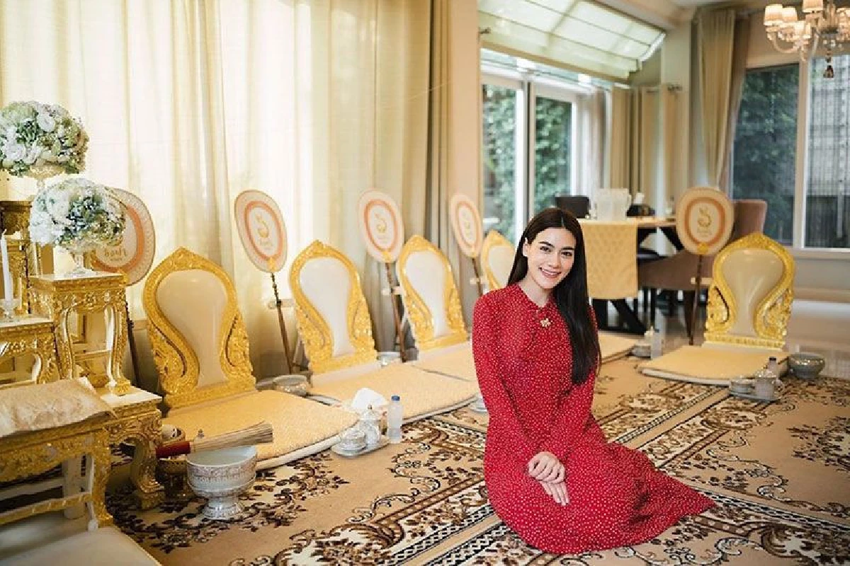 "คิมเบอร์ลี” พร้อมครอบครัวถือฤกษ์ดีทำบุญบ้าน ด้าน "หมาก ปริญ" คอยช่วยไม่ห่าง