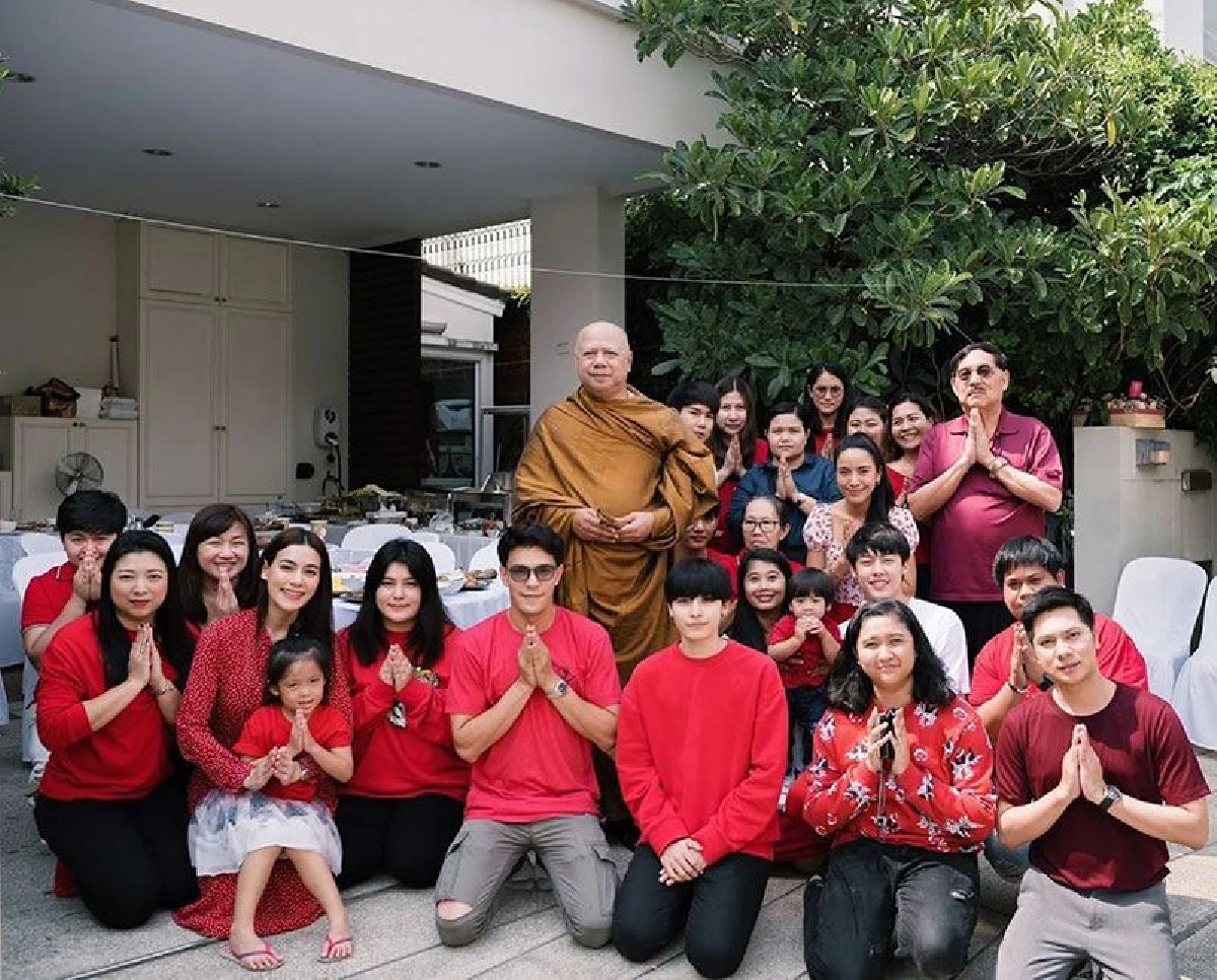 "คิมเบอร์ลี” พร้อมครอบครัวถือฤกษ์ดีทำบุญบ้าน ด้าน "หมาก ปริญ" คอยช่วยไม่ห่าง