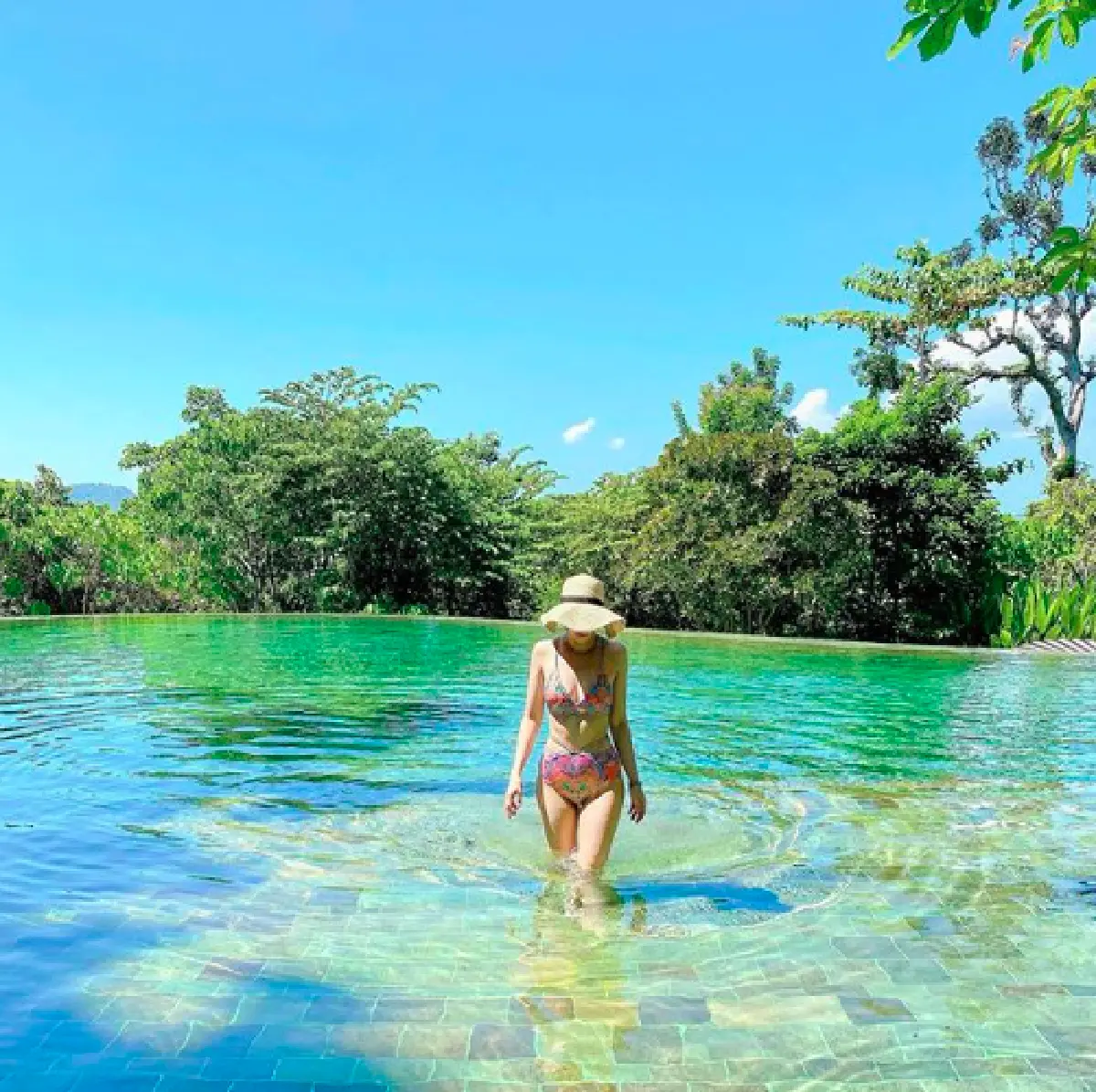 "เอมี่ กลิ่นประทุม" เป๊ะไม่เคยเปลี่ยน! นุ่งบิกินี่อวดหุ่นแซ่บต้อนรับลมร้อน