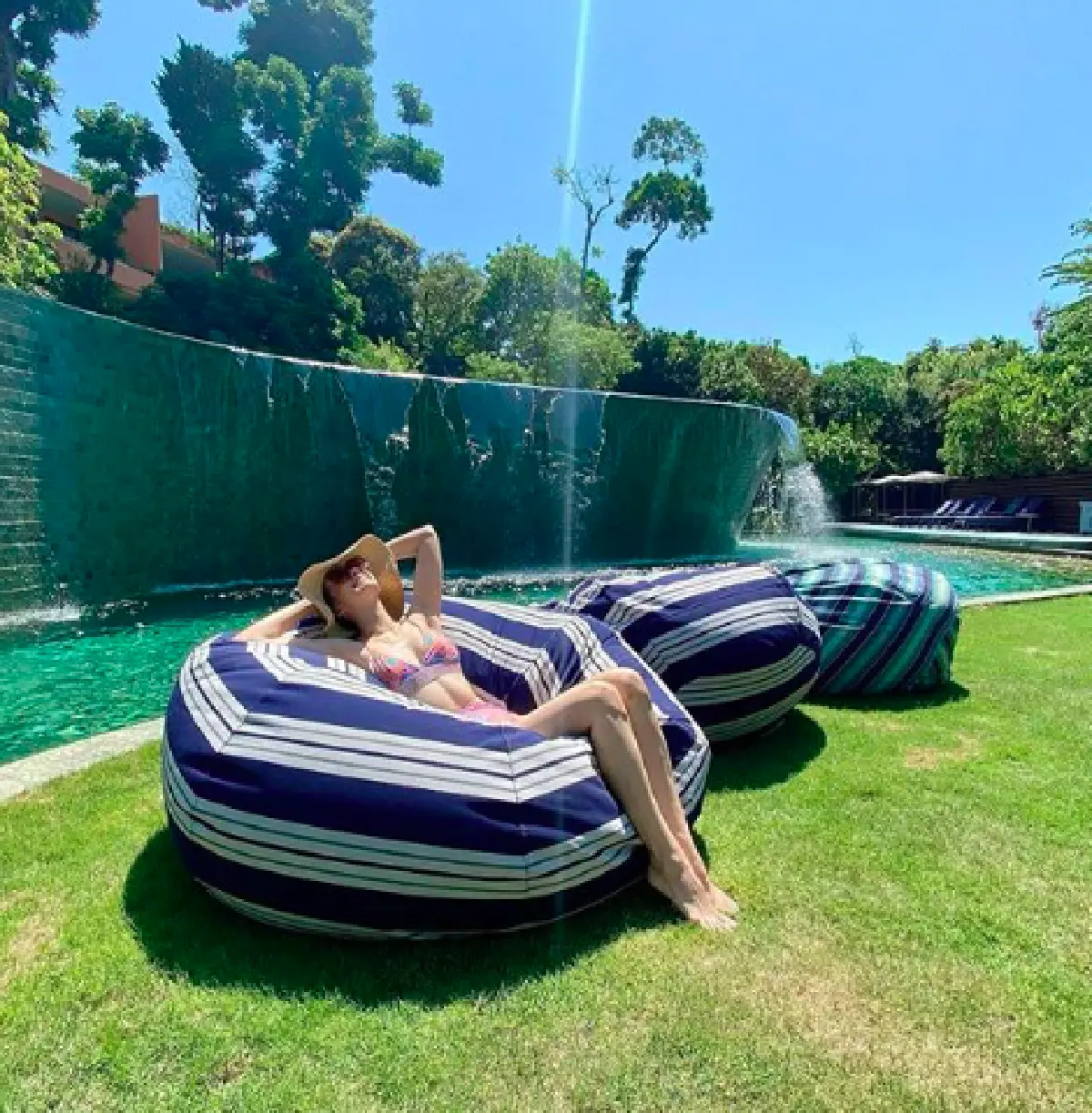 "เอมี่ กลิ่นประทุม" เป๊ะไม่เคยเปลี่ยน! นุ่งบิกินี่อวดหุ่นแซ่บต้อนรับลมร้อน