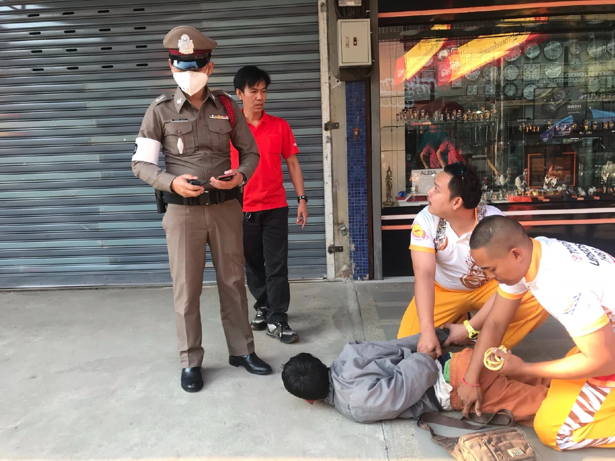 เจ๋งจริง!คณะสิงโตรอแสดงงานตรุษจีนปากน้ำโพรุมจับโจรชิงหนัก 20 บาท