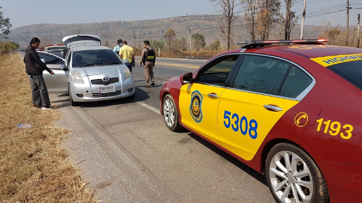 ล่าระทึก!สาวประเภทสองขับรถเก๋งแหกด่านหนีตร.นับ 10 กม.