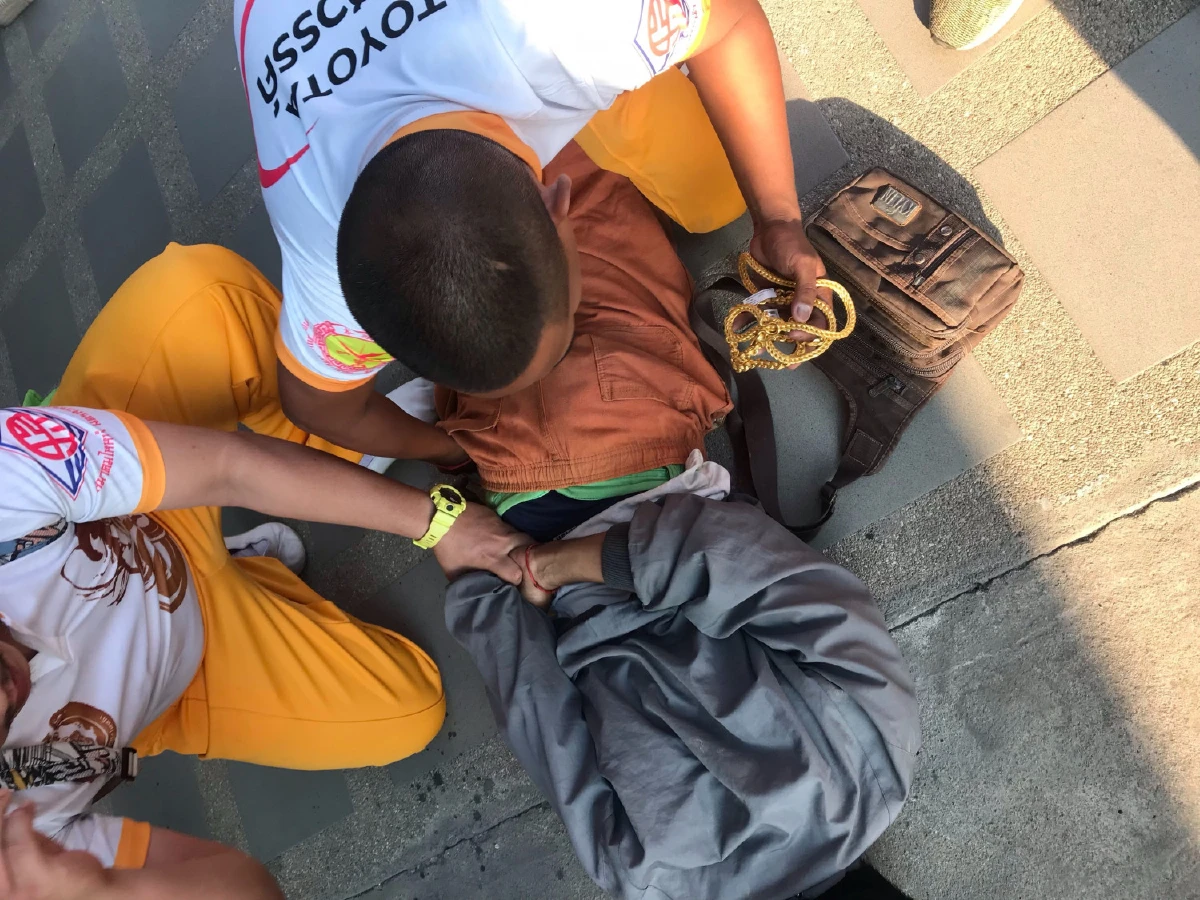 เจ๋งจริง!คณะสิงโตรอแสดงงานตรุษจีนปากน้ำโพรุมจับโจรชิงหนัก 20 บาท