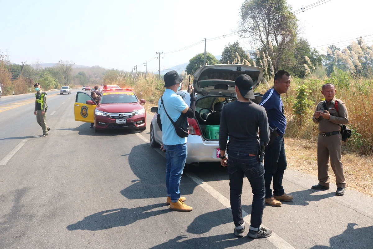 ล่าระทึก!สาวประเภทสองขับรถเก๋งแหกด่านหนีตร.นับ 10 กม.