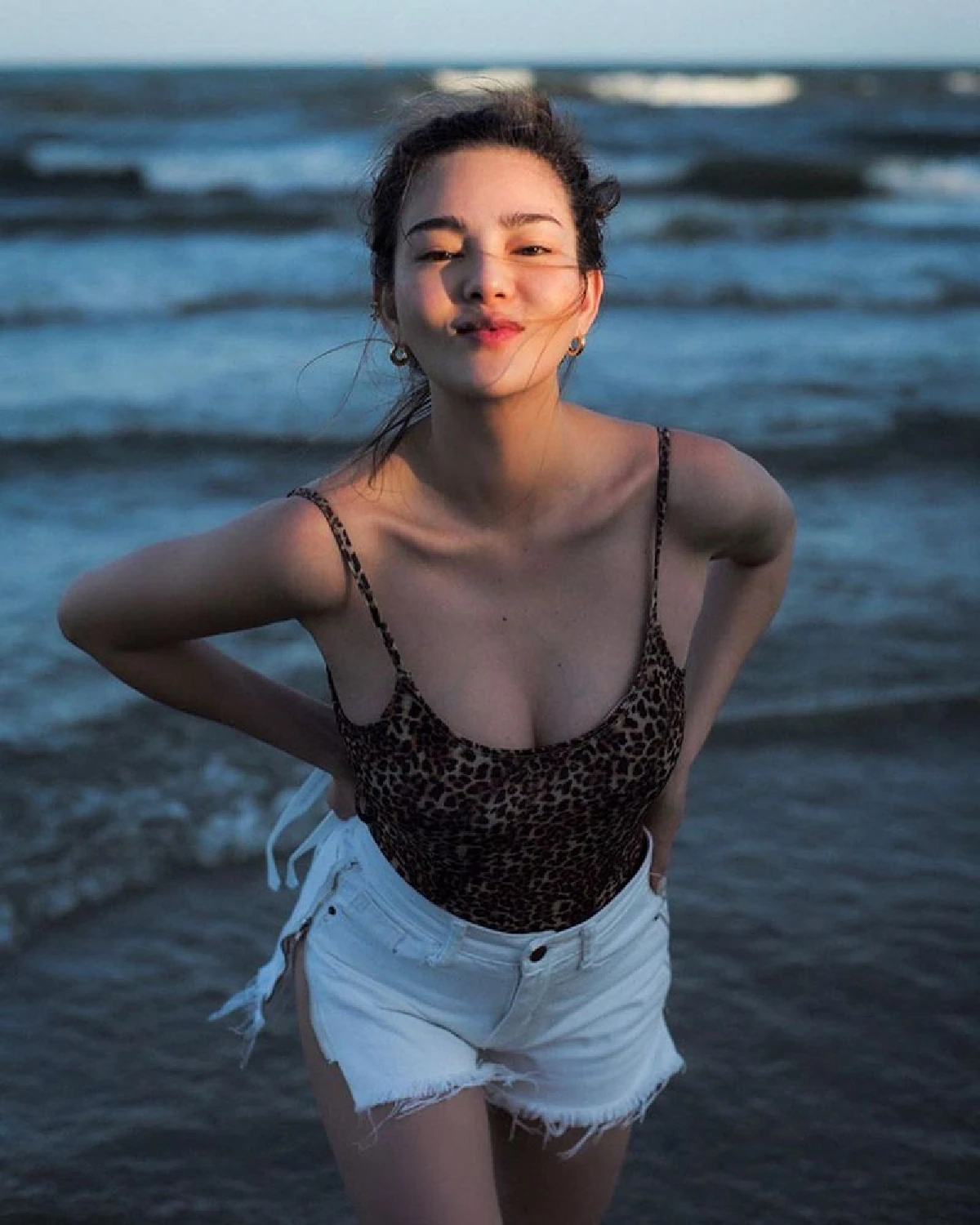 เซ็ตนี้ดีต่อใจ! ดิว อริสรา ในชุดสายเดี่ยวลายเสือเซ็กซี่ขี้เล่นริมทะเล