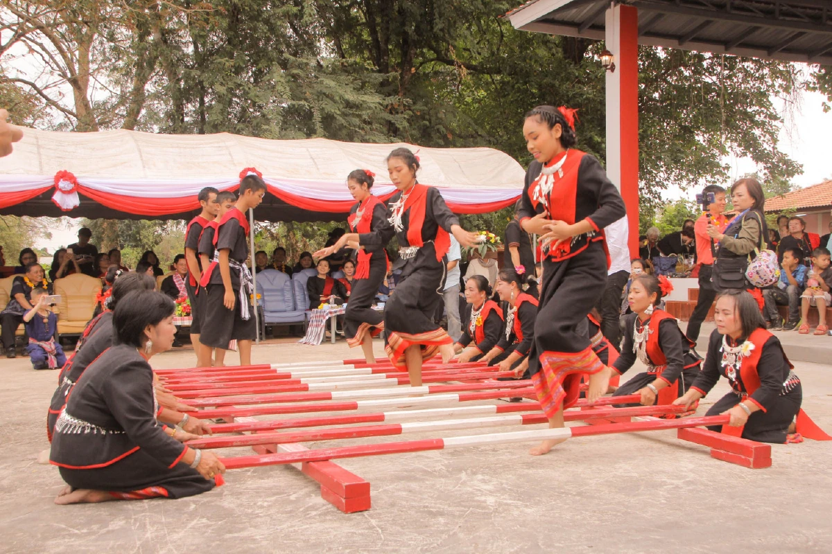 ชนเผ่าไทแสกโชว์"แสกเต้นสาก"พิธีกรรมไหว้บรรพบุรุษโองมู้