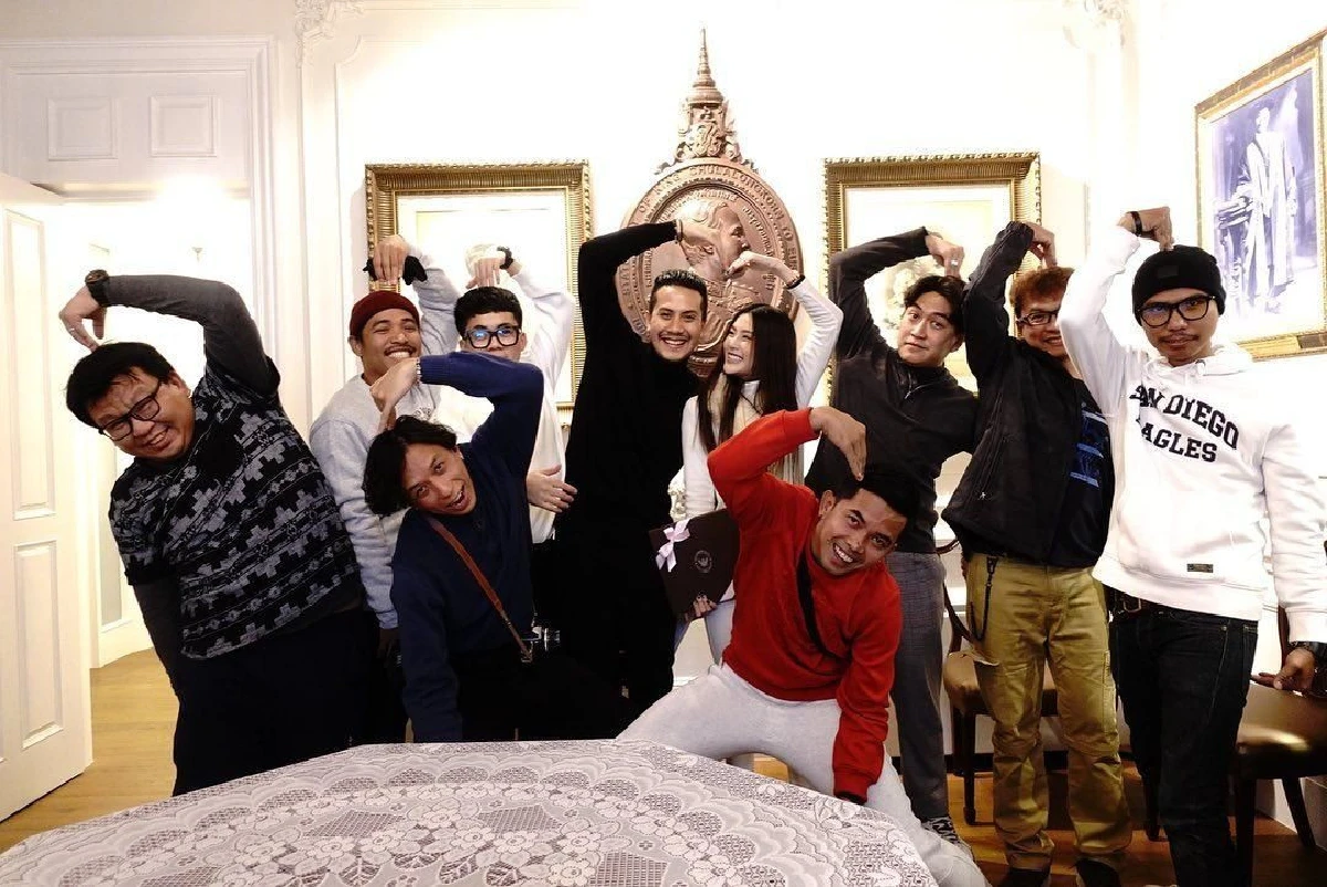 เป้ วงมายด์-น้องกร ควงแขนจดทะเบียนสมรสชื่นมื่นที่สถานทูตอังกฤษ