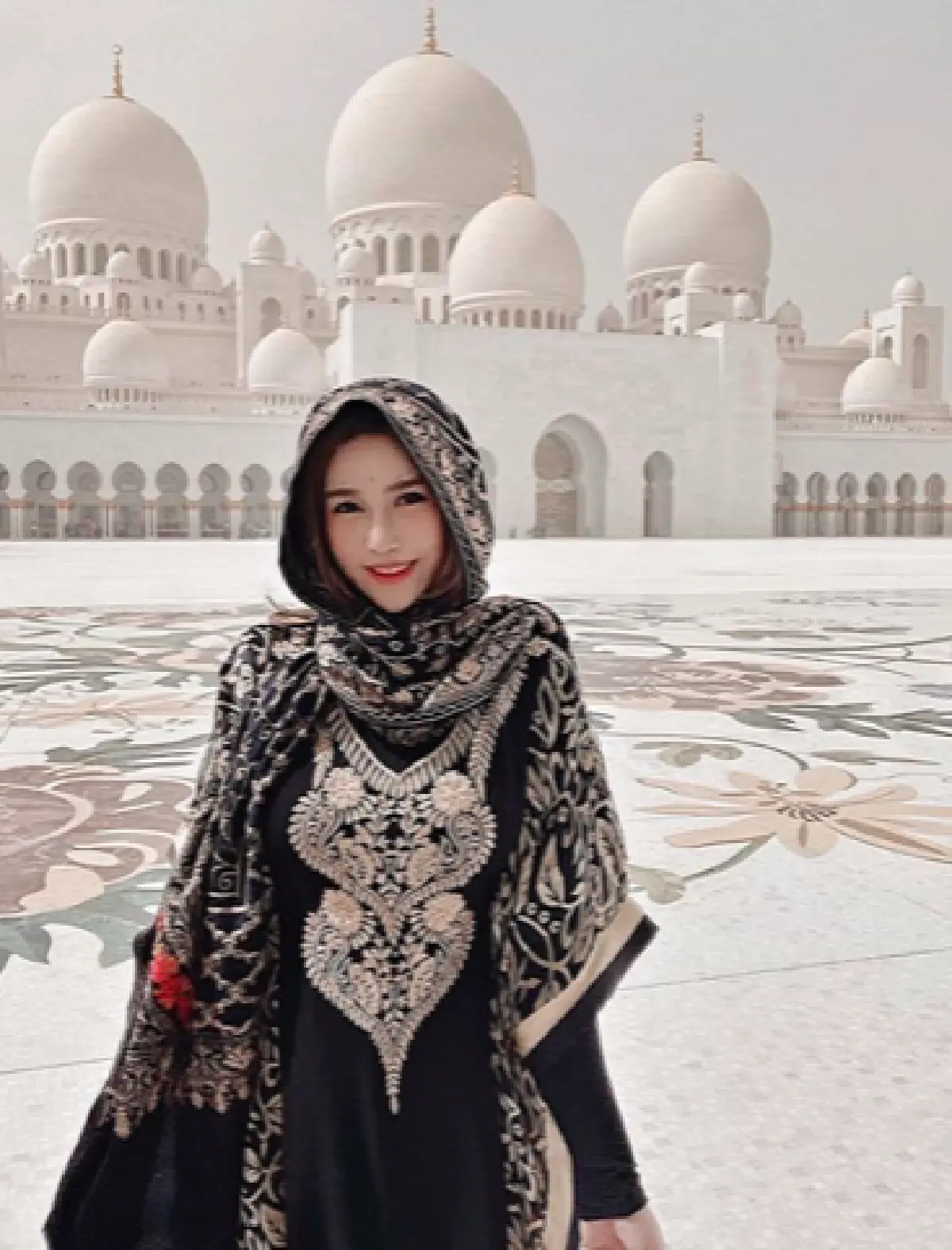 “นุ๊กซี่” หวานใจ "ปู แบล็คเฮด” กับลุคแปลกตาในชุดมิดชิดถูกกาลเทศะ  เที่ยวมัสยิดที่ดูไบ