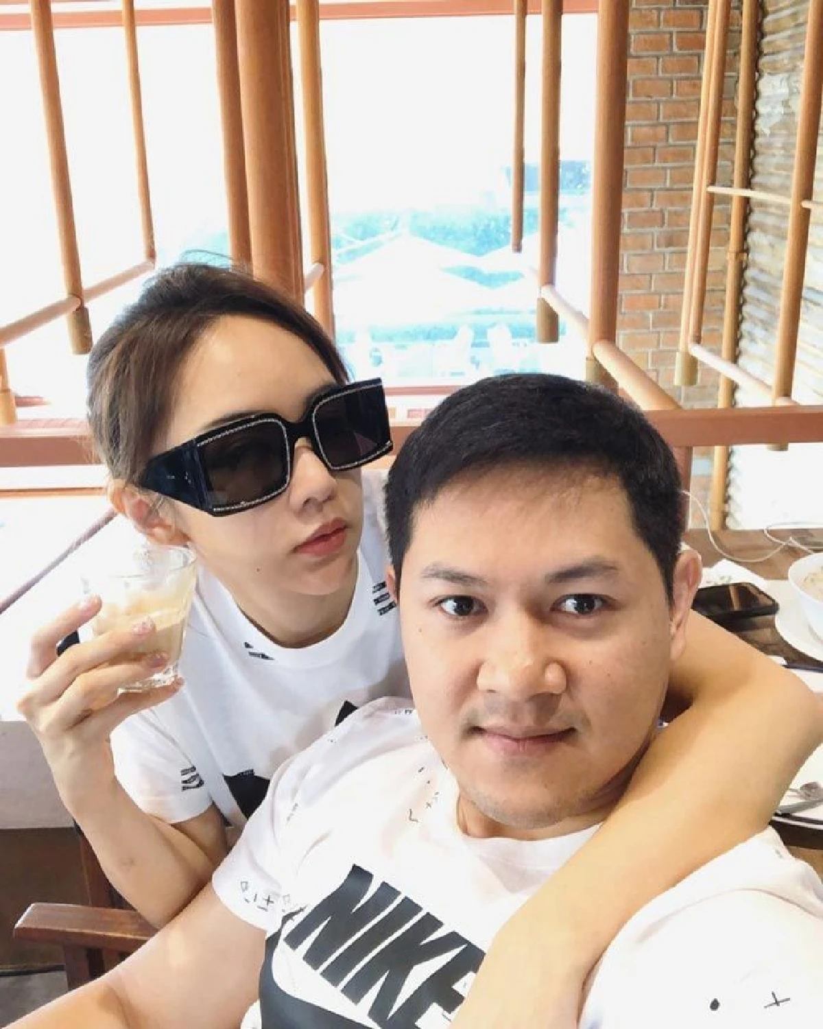 หวงมาก! ป๊อป นิธิ โดนเพื่อนแซวพฤติกรรมไม่ดี? ไปตีกอล์ฟมีภรรยาตามคุม