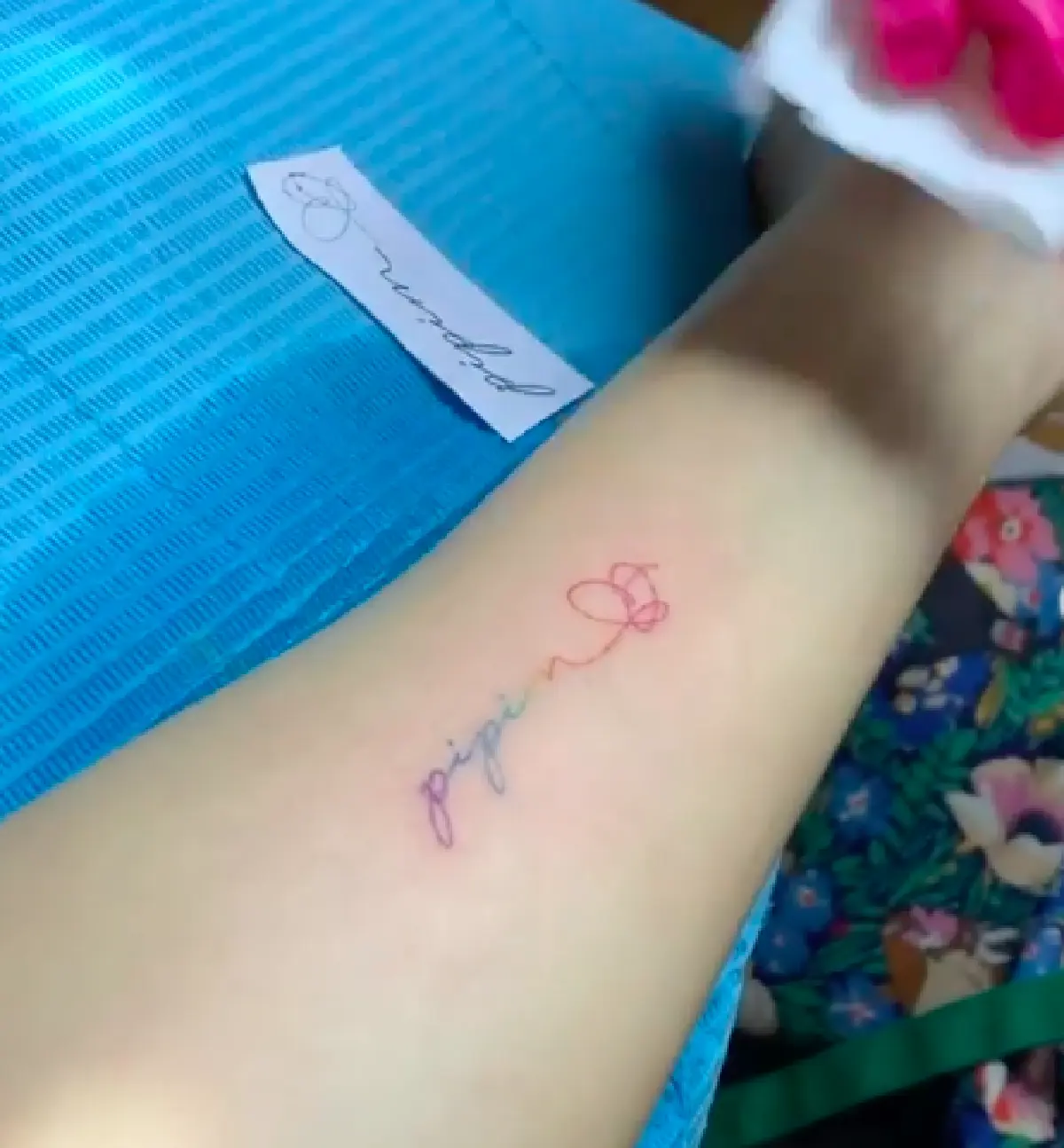 "ต่าย ชุติมา" สักชื่อลูกสาวไว้ที่แขน ด้าน "น้องพิพิม" บรรจงจูบให้กำลังใจแม่