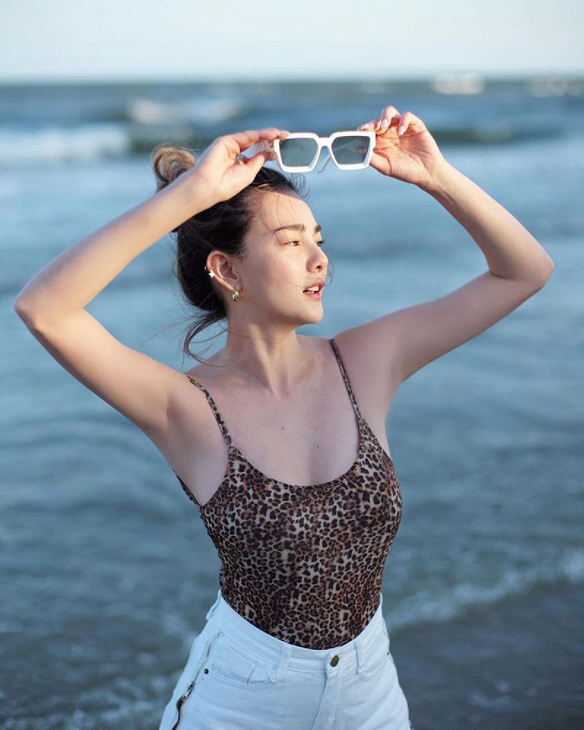 เซ็ตนี้ดีต่อใจ! ดิว อริสรา ในชุดสายเดี่ยวลายเสือเซ็กซี่ขี้เล่นริมทะเล