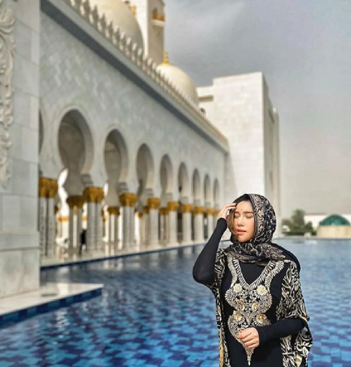 “นุ๊กซี่” หวานใจ "ปู แบล็คเฮด” กับลุคแปลกตาในชุดมิดชิดถูกกาลเทศะ  เที่ยวมัสยิดที่ดูไบ