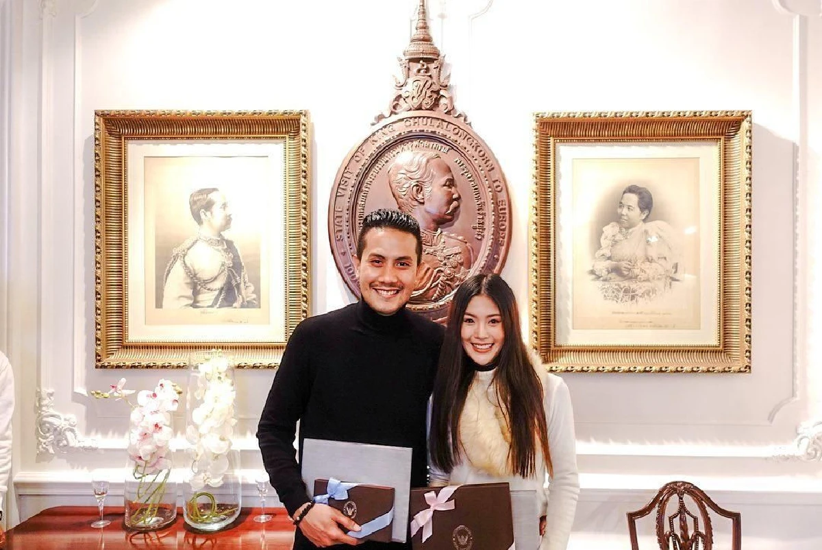 เป้ วงมายด์-น้องกร ควงแขนจดทะเบียนสมรสชื่นมื่นที่สถานทูตอังกฤษ