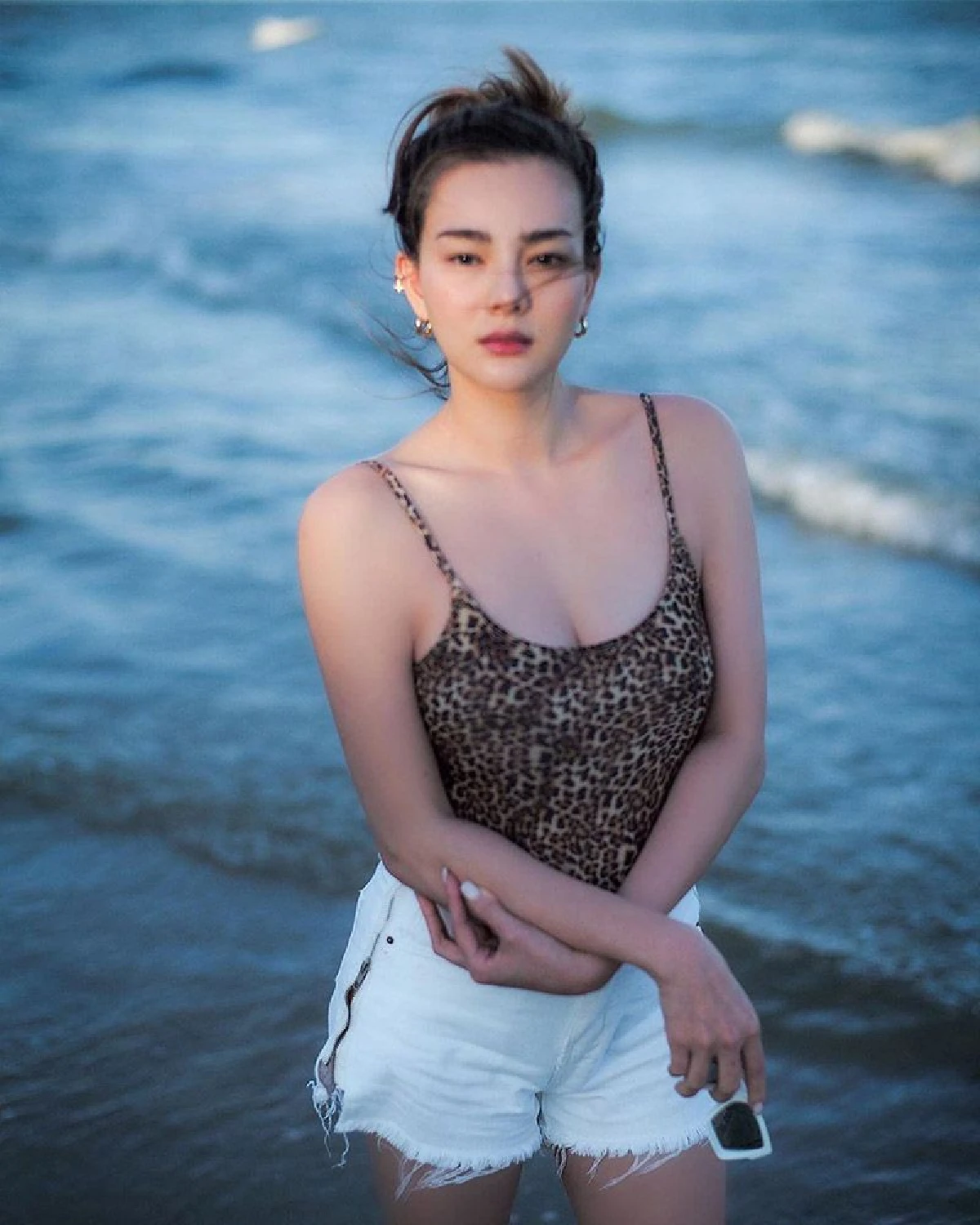 เซ็ตนี้ดีต่อใจ! ดิว อริสรา ในชุดสายเดี่ยวลายเสือเซ็กซี่ขี้เล่นริมทะเล
