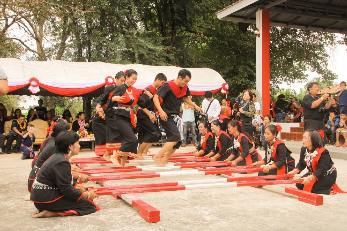 ชนเผ่าไทแสกโชว์"แสกเต้นสาก"พิธีกรรมไหว้บรรพบุรุษโองมู้