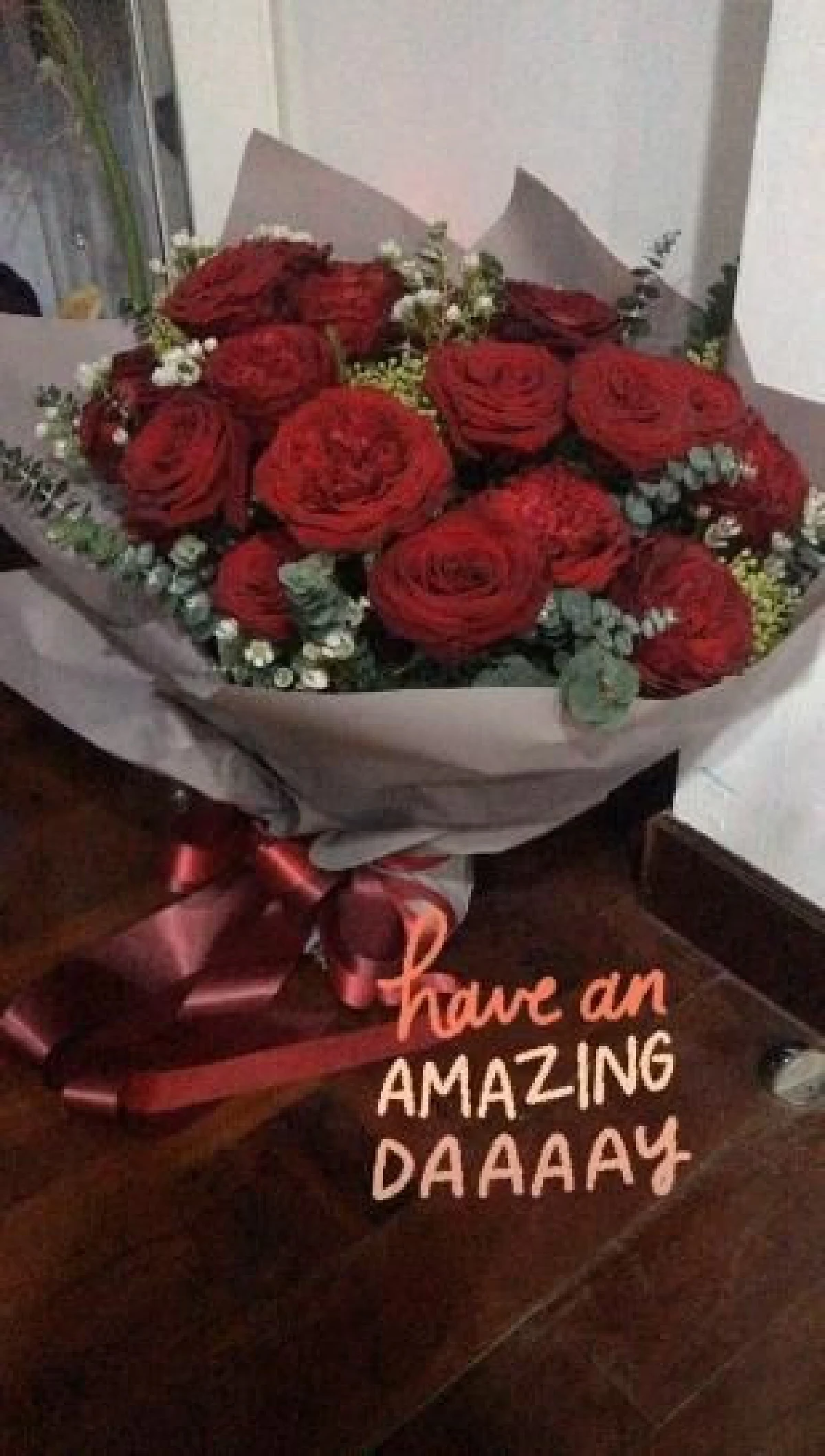 เขาเป็นใครหนอ? แพท ณปภา ออกอาการเขิน หนุ่มปริศนาส่งดอกกุหลาบช่อโตถึงบ้าน