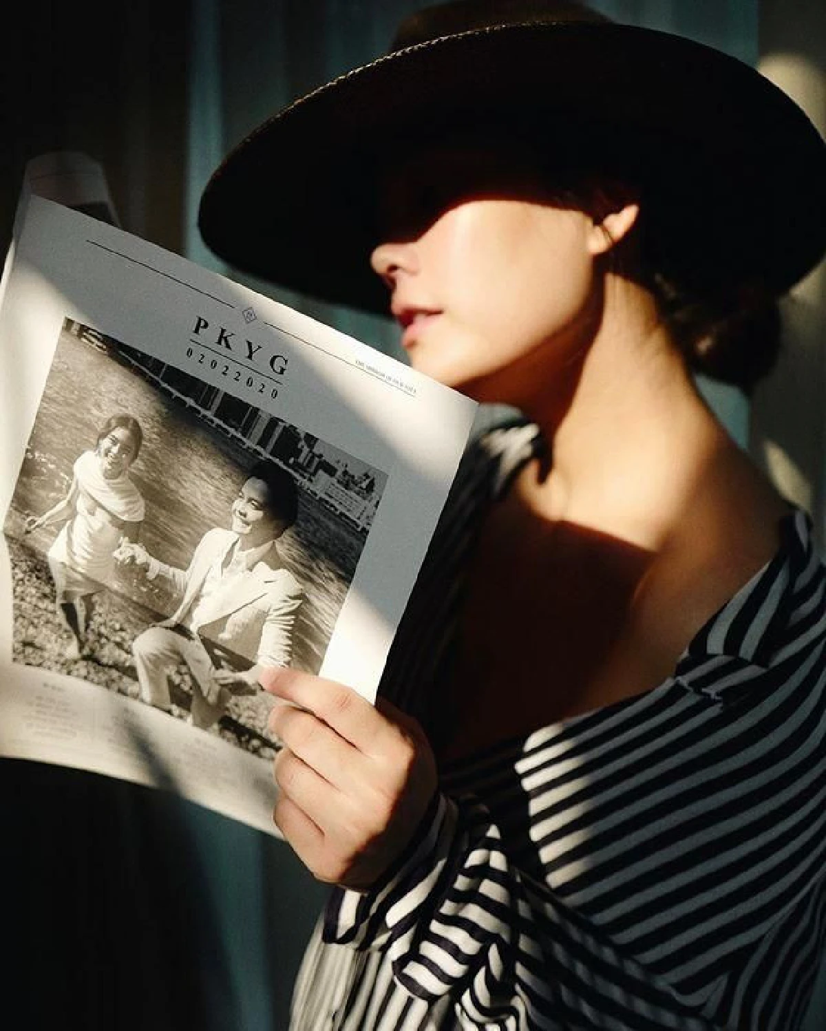 ภาพน่ารักแม่ลูก! เจนี่ อุ้มลูกสาว น้องโนล่า กอดกันแน่นออกไปเที่ยว