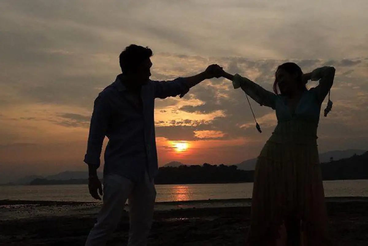 คู่รักคู่บุญ! อั้ม พัชราภา ควงแขน ไฮโซพก ทำบุญปล่อยปลาริมแม่น้ำ