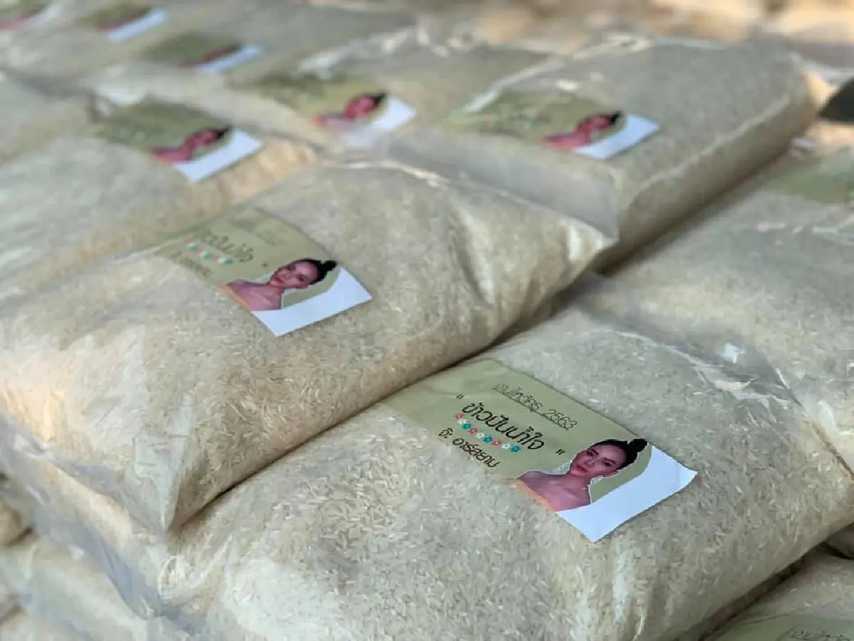 จ๊ะ อาร์สยาม สวยรวยน้ำใจ! แจกข้าวสารให้ชาวบ้าน 1,000 ถุง