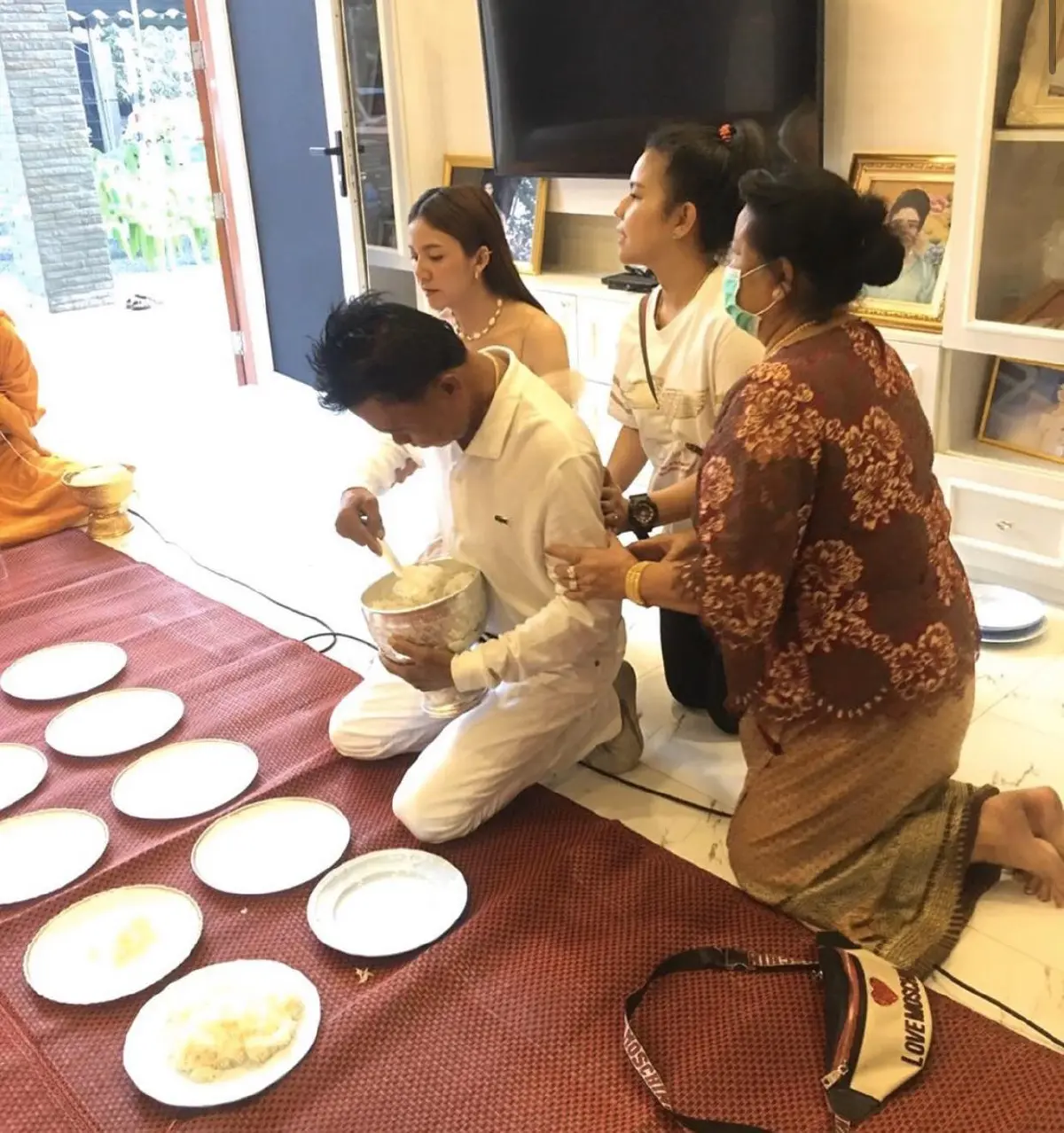 จ๊ะ อาร์สยาม สวยรวยน้ำใจ! แจกข้าวสารให้ชาวบ้าน 1,000 ถุง