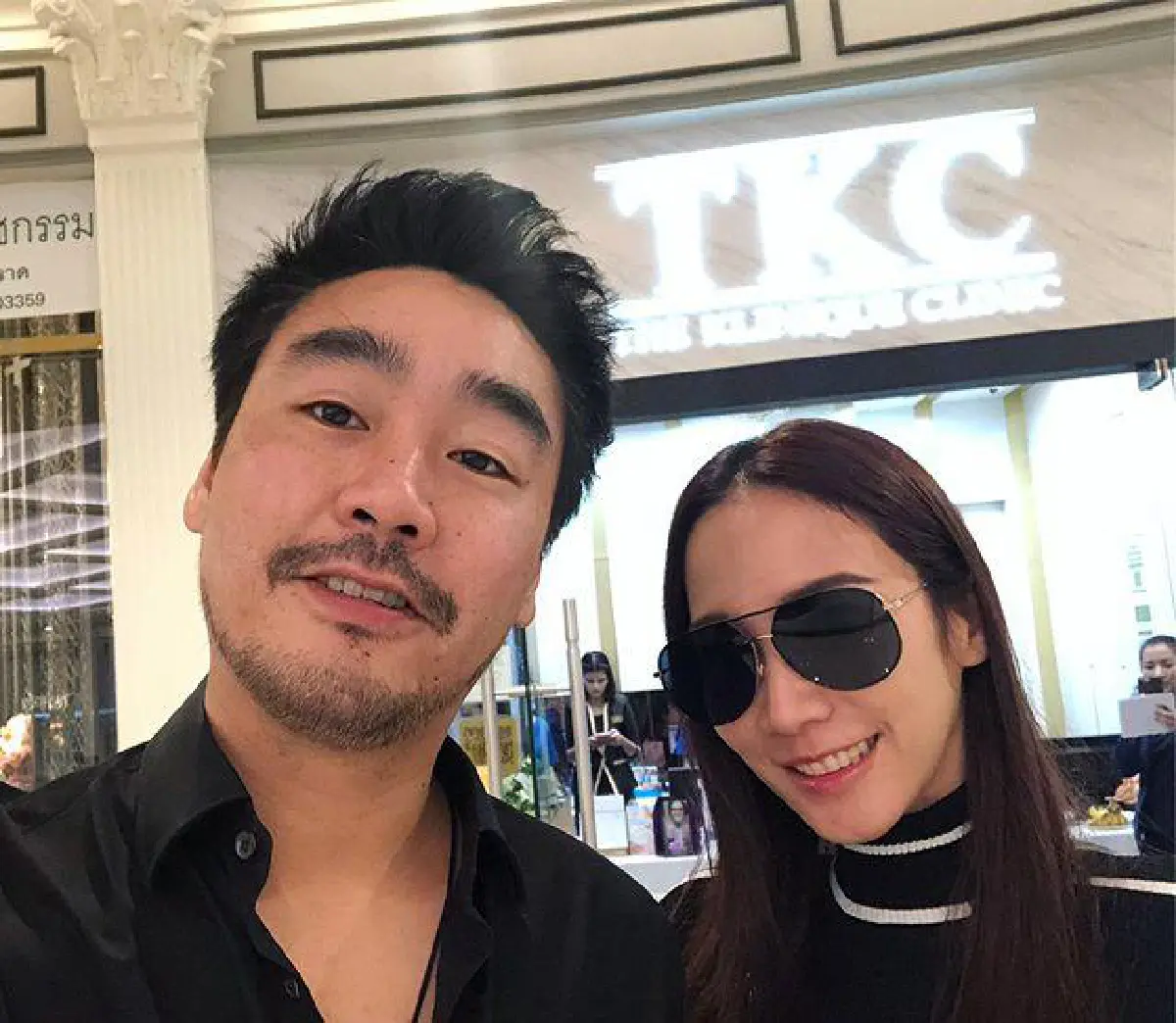 คู่รักคู่บุญ! อั้ม พัชราภา ควงแขน ไฮโซพก ทำบุญปล่อยปลาริมแม่น้ำ