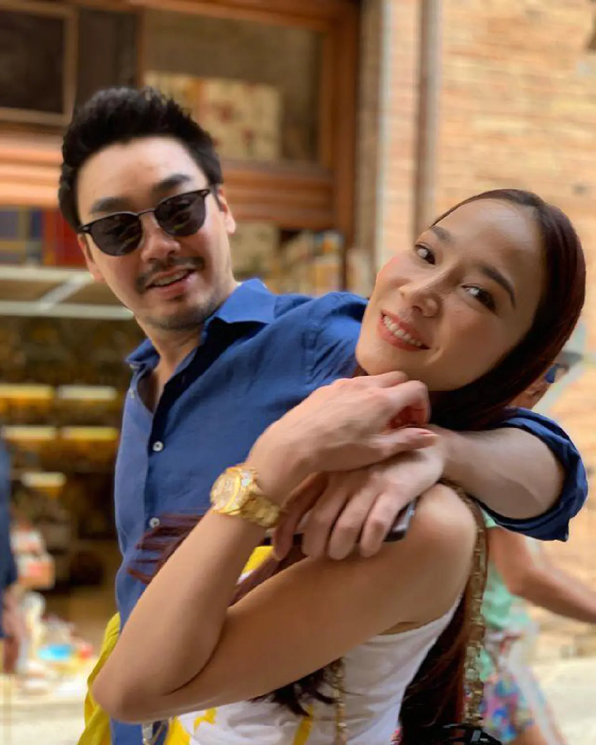 คู่รักคู่บุญ! อั้ม พัชราภา ควงแขน ไฮโซพก ทำบุญปล่อยปลาริมแม่น้ำ