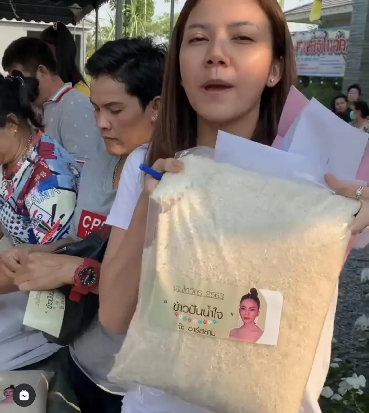 จ๊ะ อาร์สยาม สวยรวยน้ำใจ! แจกข้าวสารให้ชาวบ้าน 1,000 ถุง