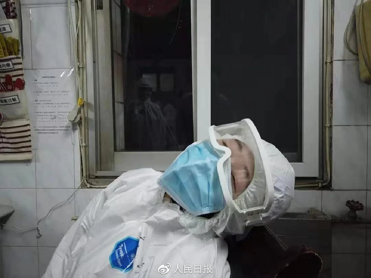 ใบหน้าที่บอบช้ำกับความทุ่มเทของทีมแพทย์ในแนวหน้า