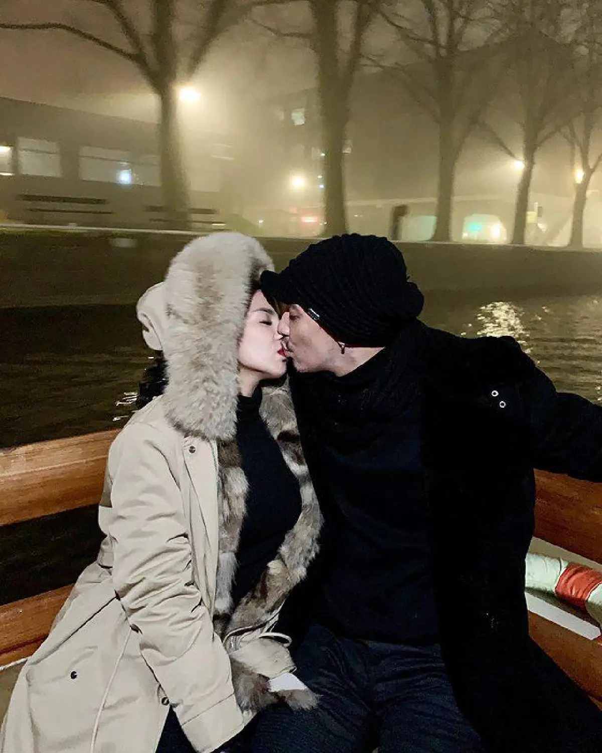 ใบเตย อาร์สยาม ในชุดคลุมท้องลายดอกเซ็กซี่เบาๆ ลุคนี้สวยหวานแปลกตา