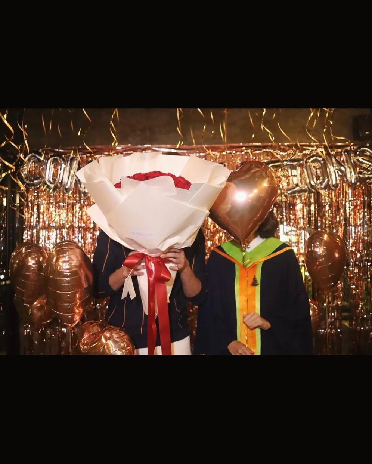 หวานเกินคู่จิ้น! มิกค์ หอบดอกกุหลาบเซอร์ไพรส์ โบว์ เมลดา ฉลองรับปริญญา