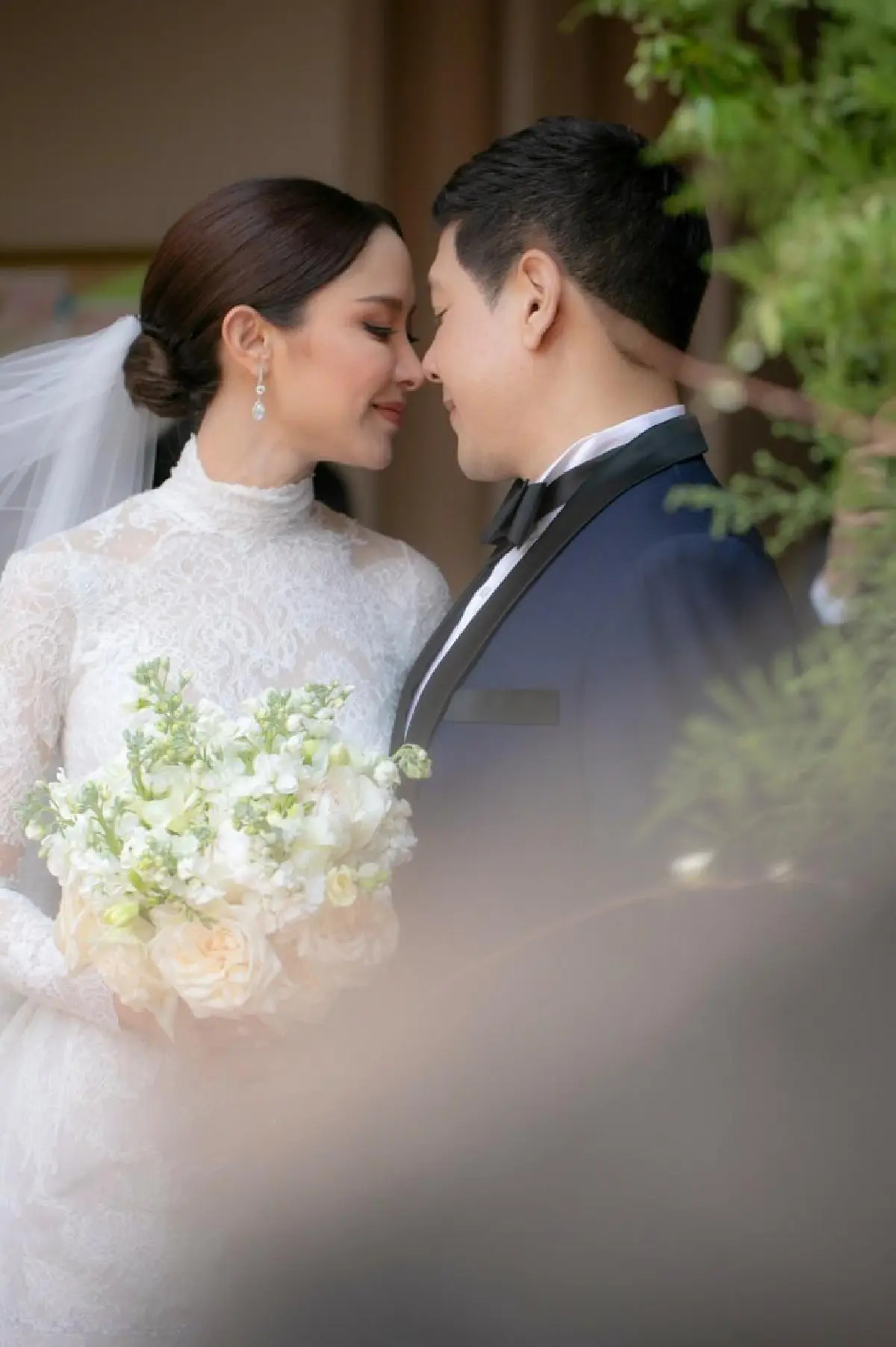 สุดชื่นมื่น! น้ำชา-ดร.วาว ควงแขนเข้าพิธีสมรสในโบสถ์ตามหลักศาสนาคริสต์