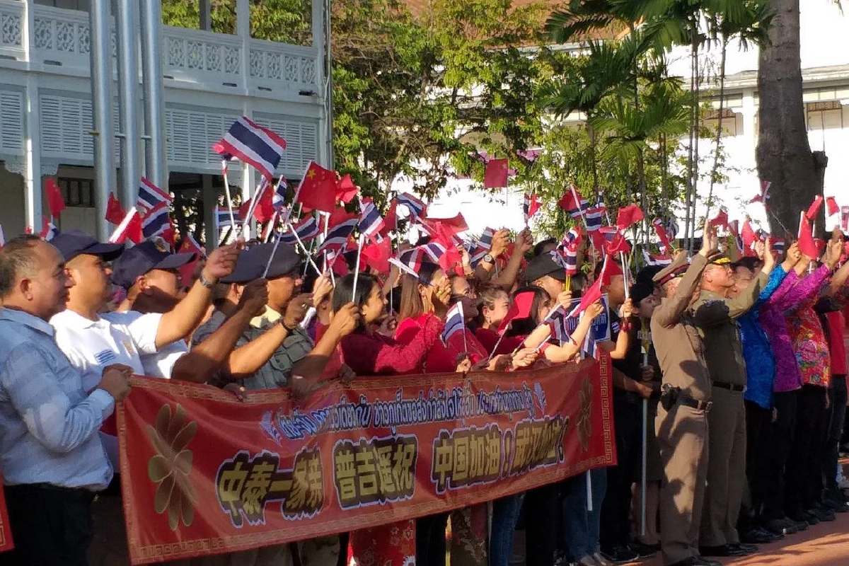 ภูเก็ตจัดโบกธงชาติให้กำลังใจคนจีนสู้วิกฤตไวรัสมรณะ