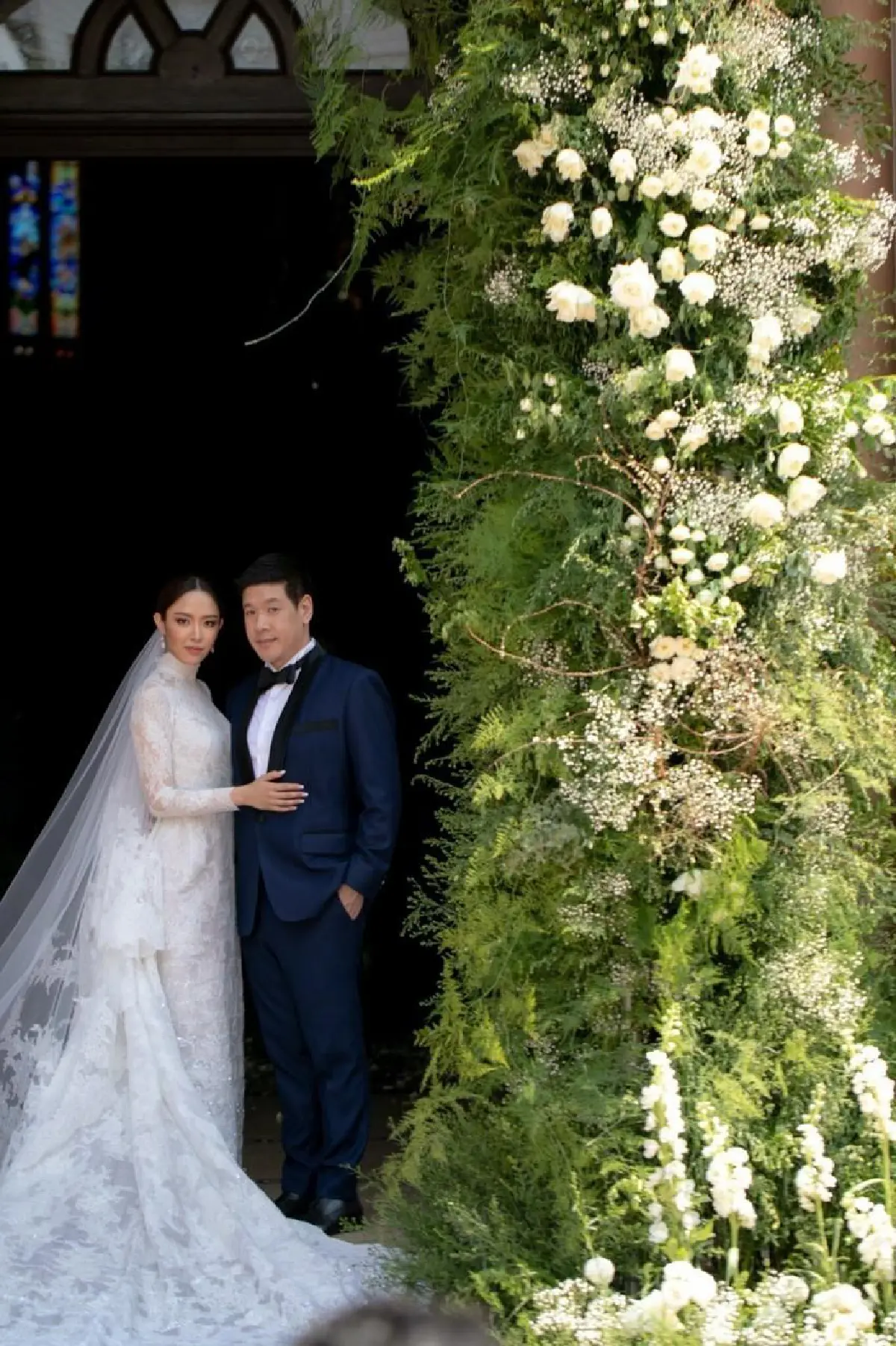 สุดชื่นมื่น! น้ำชา-ดร.วาว ควงแขนเข้าพิธีสมรสในโบสถ์ตามหลักศาสนาคริสต์