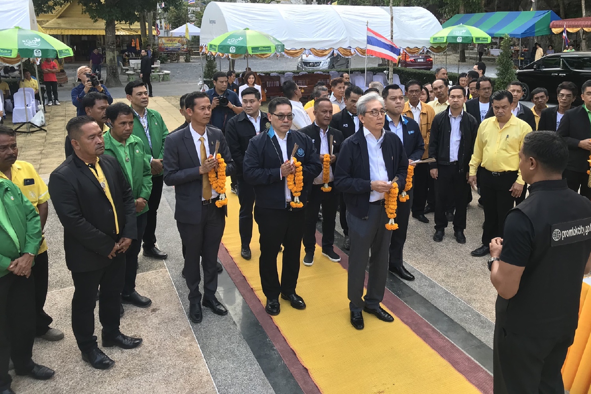 "สมคิด"บินด่วนไหว้พระดังหลังหลุดโผถูกอภิปราย "สมคิด"บินด่วนไหว้พระดังหลังหลุดโผถูกอภิปราย