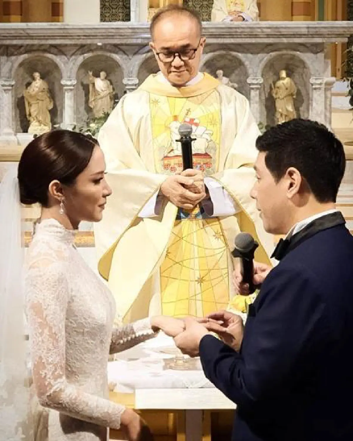 สุดชื่นมื่น! น้ำชา-ดร.วาว ควงแขนเข้าพิธีสมรสในโบสถ์ตามหลักศาสนาคริสต์