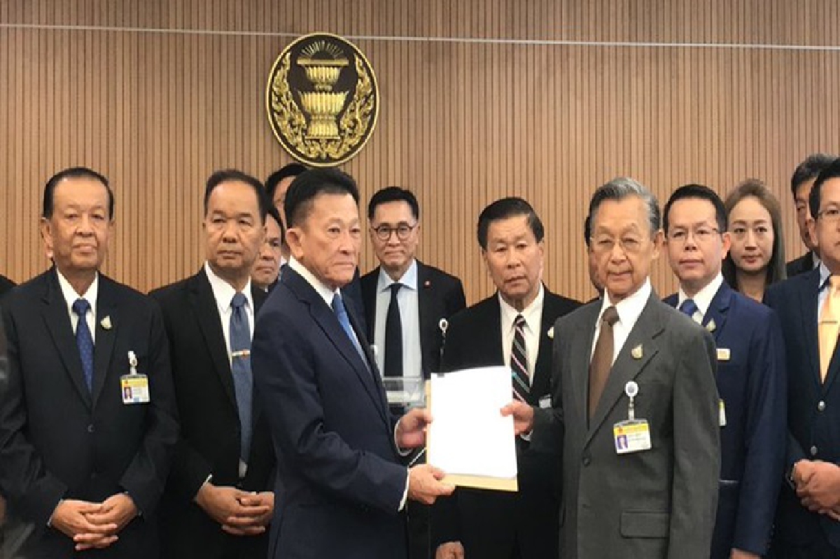 ฝ่ายค้านเชือด 6 รมต.ยื่นซักฟอกแล้ว - 3 ป.ไม่รอด ฝ่ายค้านเชือด 6 รมต.ยื่นซักฟอกแล้ว - 3 ป.ไม่รอด