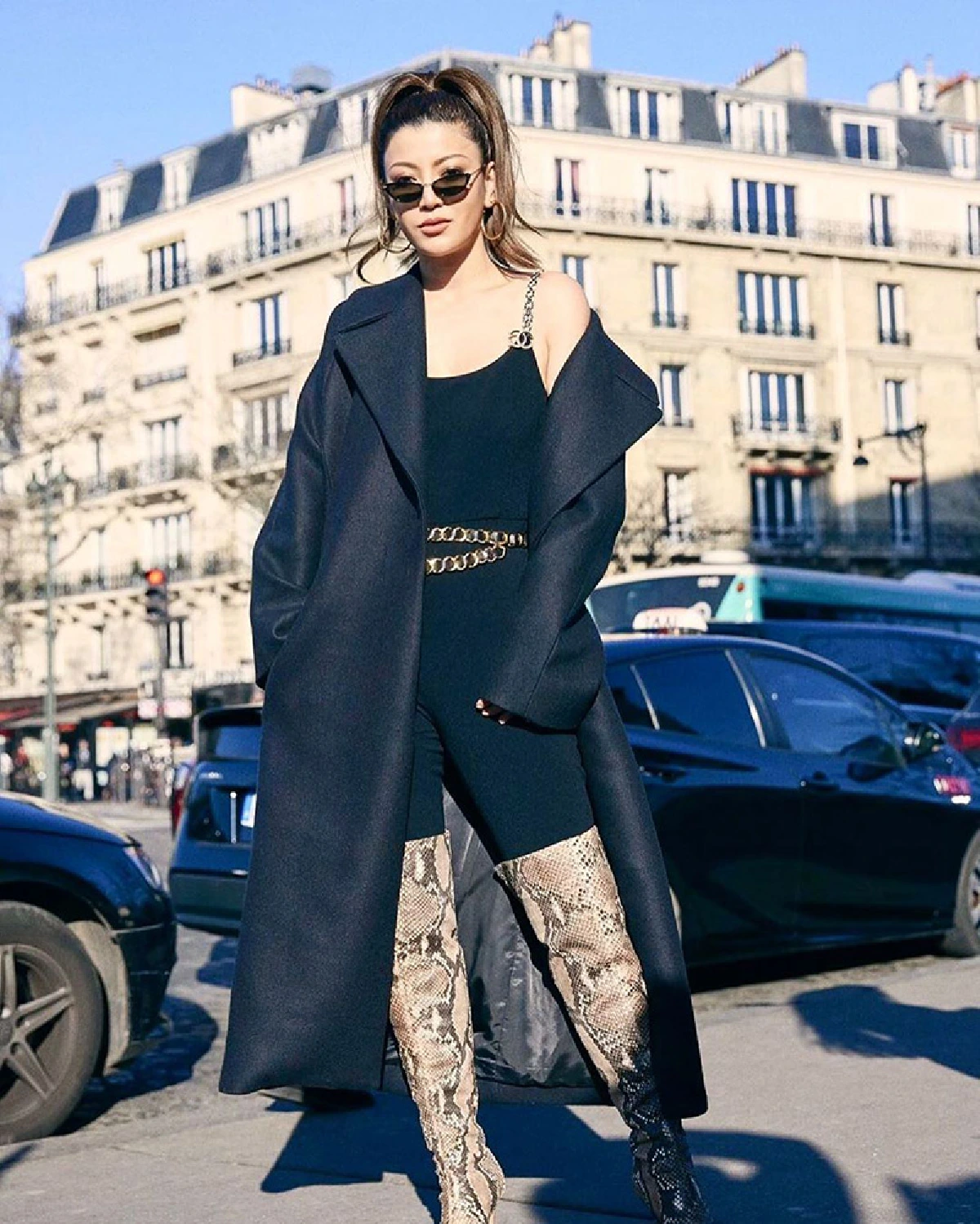 เอมมี่ มรกต ในชุดบอดี้สูทสีเนื้อ! โพสท่าแอ่นบั้นท้ายอวดความแซ่บจัดเต็ม